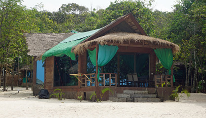 Fototapeta na wymiar beach huts on koh rong samloem