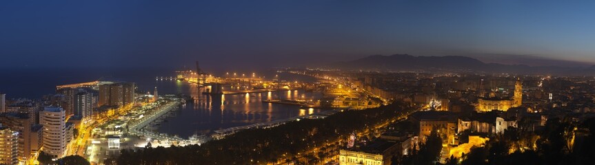 Fototapeta na wymiar Malaga Hafen Panorama Abend