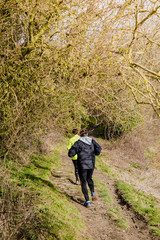 Naklejka premium couple courant dans les chemin