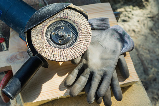 Angle grinder and working gloves