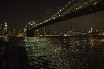 Fototapeta na wymiar Puente de Brooklyn por la noche 