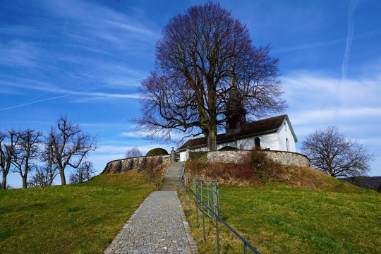 Alte Kirche mit Friedhof in Witikon in kanton Z&uuml;rich in der Schweiz