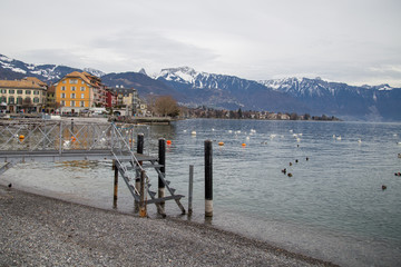Le lac Léman, à Vevey en Suisse, avec vue sur les Alpes enneigées