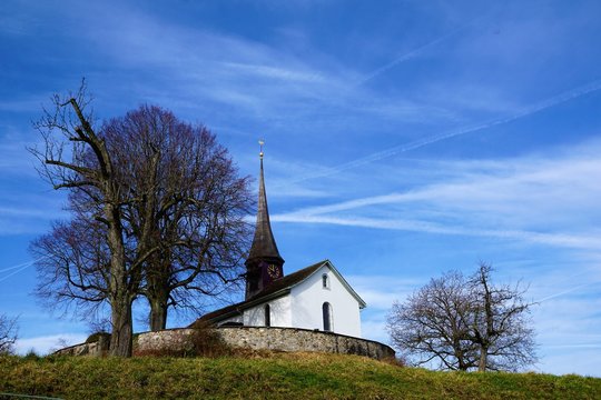 Alte Kirche mit Friedhof in Witikon in kanton Z&uuml;rich in der Schweiz