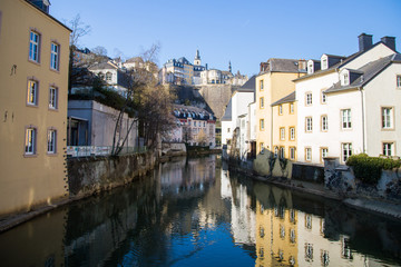 Fototapeta na wymiar La ville basse ou quartier du Grund à Luxembourg, traversée par la Pétrusse, au pied des casemates