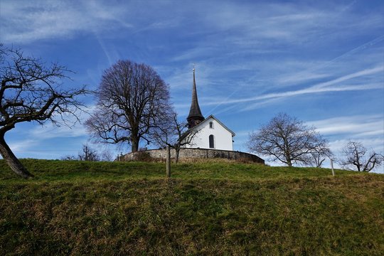 Alte Kirche mit Friedhof in Witikon in kanton Z&uuml;rich in der Schweiz