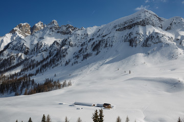 Fattoria sotto una coltre di neve