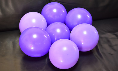 palloncini viola pieni d'aria