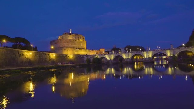 17446_Yellow_lights_reflecting_on_the_water_of_the_river_in_Rome_Italy.mov