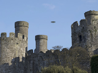 Fototapeta na wymiar UFO Sighting, flying saucer in the sky over a castle in Britain