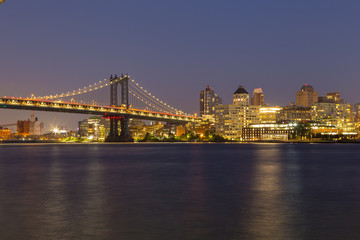 Naklejka premium Widok zachodu słońca z mostu Manhattan w Nowym Jorku
