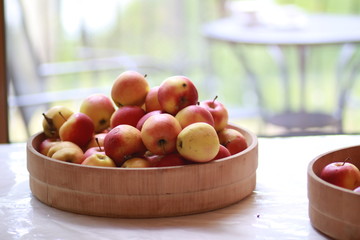  Appetizing apples in a wooden bowl