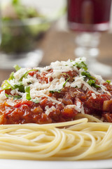 Spaghetti mit Tomatensauce auf einem Teller