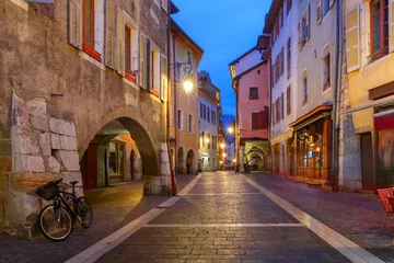 Foto op Canvas Nice street in Old Town of Annecy at rainy night, France © Kavalenkava