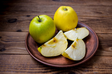 applles on the plate