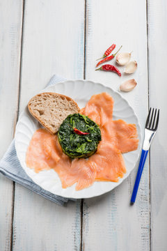 smoked salmon with spinach and sliced bread