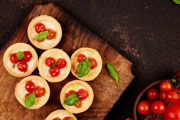 Mini tarts with cherry tomatoes