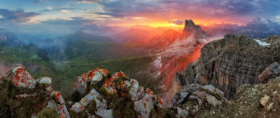 Foto op Plexiglas Dolomieten Panorama dramatische zonsondergang in de berg van de Dolomietenalp van piek Nuvolau