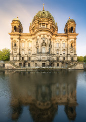 Blick auf den Berliner Dom über den Fluss am Morgen
