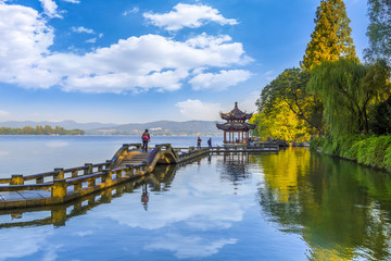 Fototapeta premium Beautiful architectural landscape and landscape in West Lake, Hangzhou