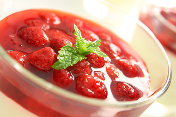 パンナコッタの苺ソースがけ