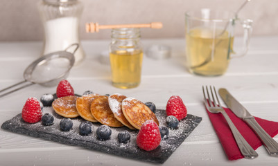 mini pancakes with fruit and honey