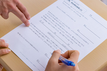 Obraz premium 教師に数学を教えてもらう少年