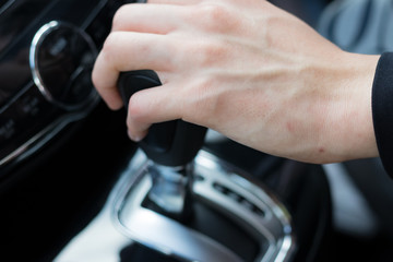 車のシフトレバーを握る手
