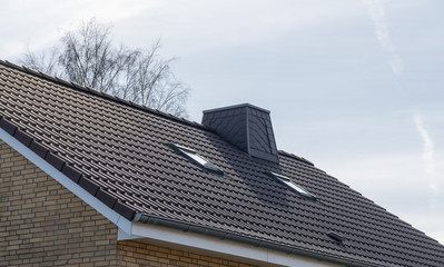 Fototapeta na wymiar Schornstein auf einem Dach