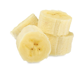 Banane Stücke geschält und geschnitten liegen in einer Gruppe isoliert auf weiss 