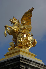 Fototapeta na wymiar Statue équestre du pont Alexandre III à Paris, France