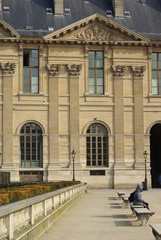 Fototapeta na wymiar Façade à colonnes au Louvre cour Napoléon à Paris, France