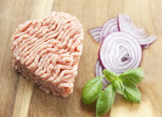 steak haché cru en forme de coeur