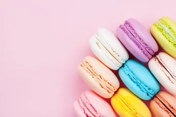 Keuken spatwand met foto Cake macaron or macaroon on pink pastel background top view. Flat lay composition. © juliasudnitskaya
