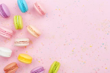 Foto op Plexiglas Dessert cake macaron or macaroon on pink background top view. Flat lay composition. © juliasudnitskaya