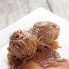 assiette de deux boulettes en sauce