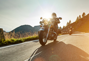 Naklejka premium Motocykliści jadący alpejską autostradą na słynnej Hochalpenstrasse w Austrii, Europie.