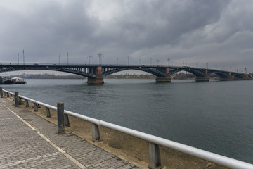 Obraz premium view from the city promenade on the bridge over the Rhine river against the cloudy sky