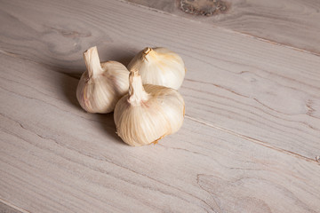 Cabezas de ajo en la cocina