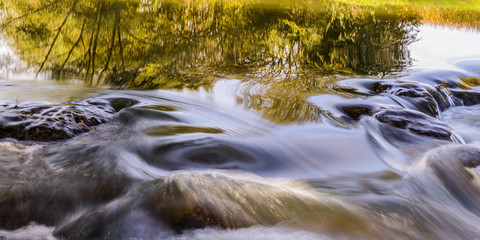 Sanfte Strömung im Fluss