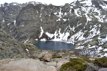 Lac de Melo enneigé sur le sentier de randonnée des Gorges de la Restonica Corse, Haute-Corse,...