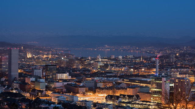 z&uuml;rich cityscape at night