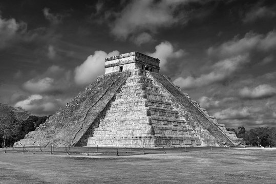 black and white image of the mayan temple of kukulkan (el castillo) pyramid in chichen itza, yucatan, mexico