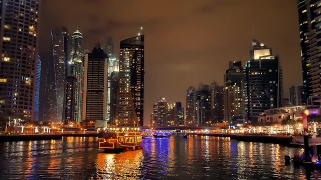 Dubai Marina nachts, Zeitraffer Video mit Skyline und Booten