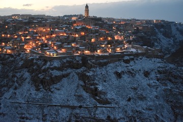 Matera - Rione Sassi - la Civita con la neve da Murgia Timone  - notturno