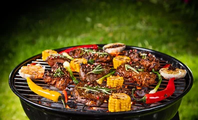 Crédence de cuisine en verre imprimé Grill / Barbecue Grill barbecue avec steaks de boeuf, gros plan.