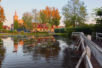 Obraz premium Wolsztyn, POLAND Picturesque wooden walkway along the lake shore at sunset.