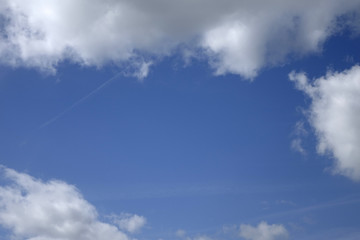 ciel bleu avec nuages