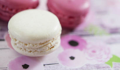 macaron sur papier de fête fleuri 