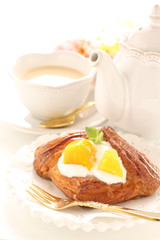 Homemade yogurt and mango on pastry 